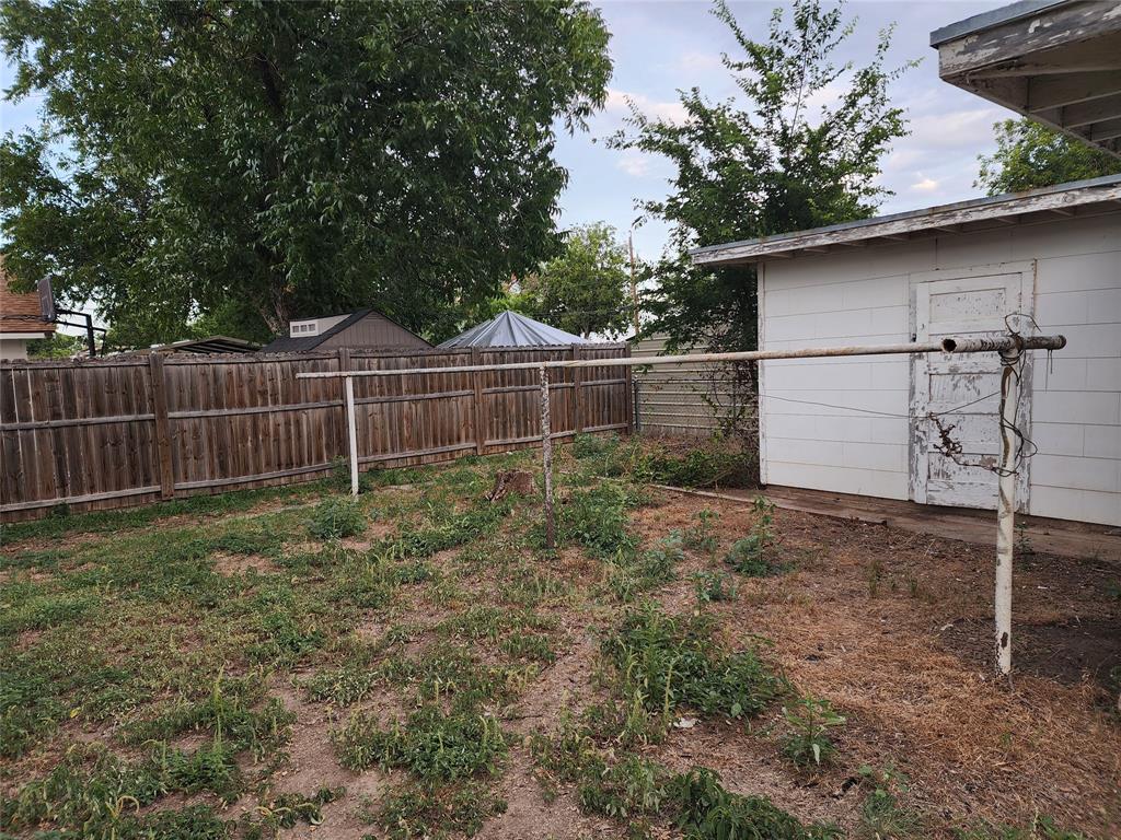407 Largent Avenue Ballinger, TX 76821 - Photo 15 of 17 View of fenced backyard