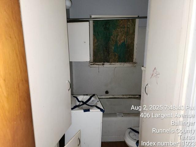 407 Largent Avenue Ballinger, TX 76821 - Photo 6 of 17 Hall Bathroom with toilet and tub.