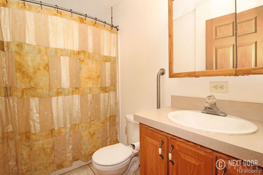 4175 Pleasant Valley Road Brighton, MI 48114 - Photo 20 of 34 j full bath.jpg