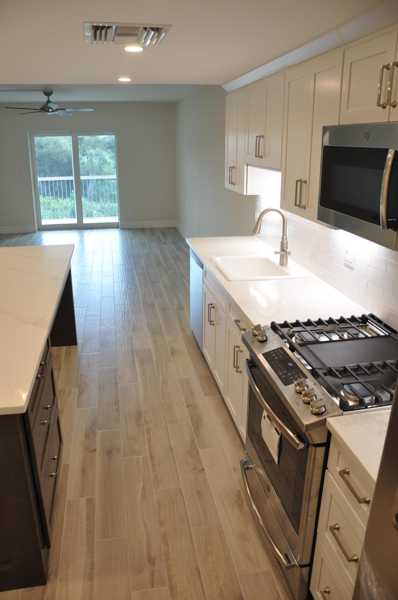 200 East Royal Palm Road, Unit 4110 Boca Raton, FL 33432 - Photo 5 of 17 a kitchen with granite countertop a stove and a sink