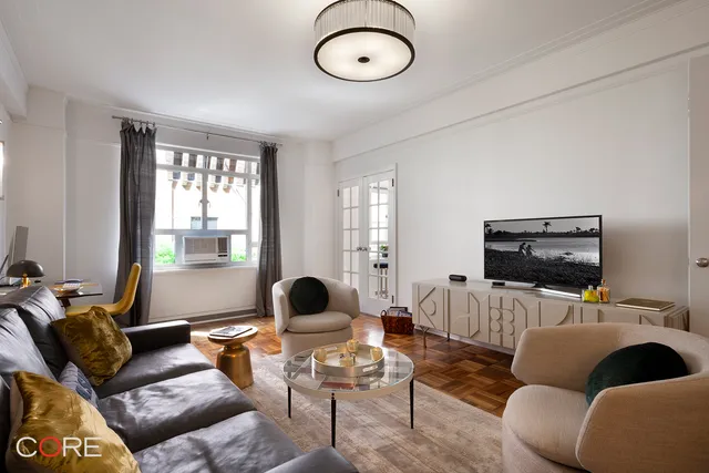 $2,800,000 | 25 Central Park West, Unit 4Z | Upper West Side