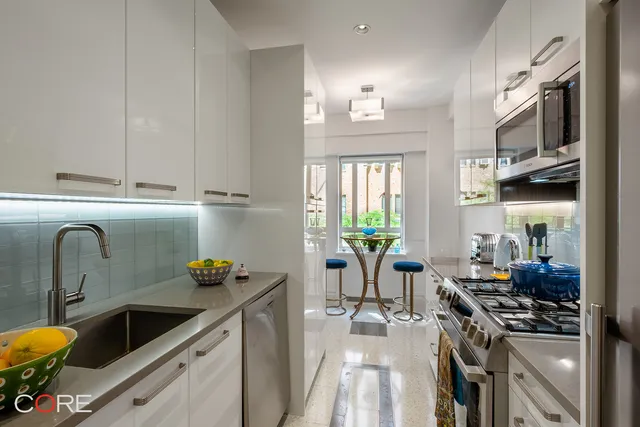 $2,800,000 | 25 Central Park West, Unit 4Z | Upper West Side