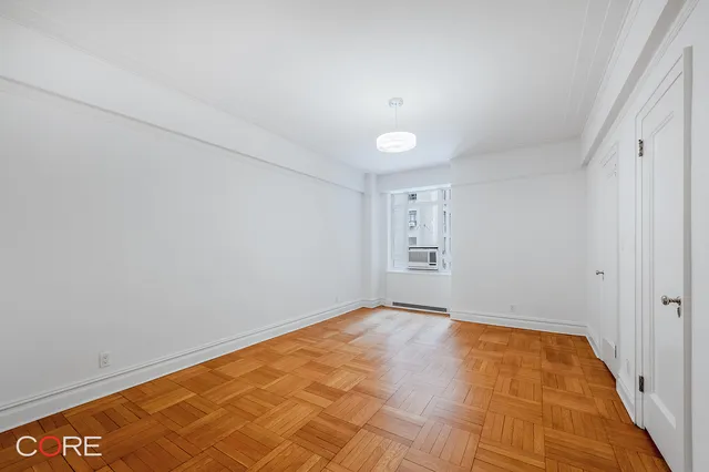 $2,800,000 | 25 Central Park West, Unit 4Z | Upper West Side