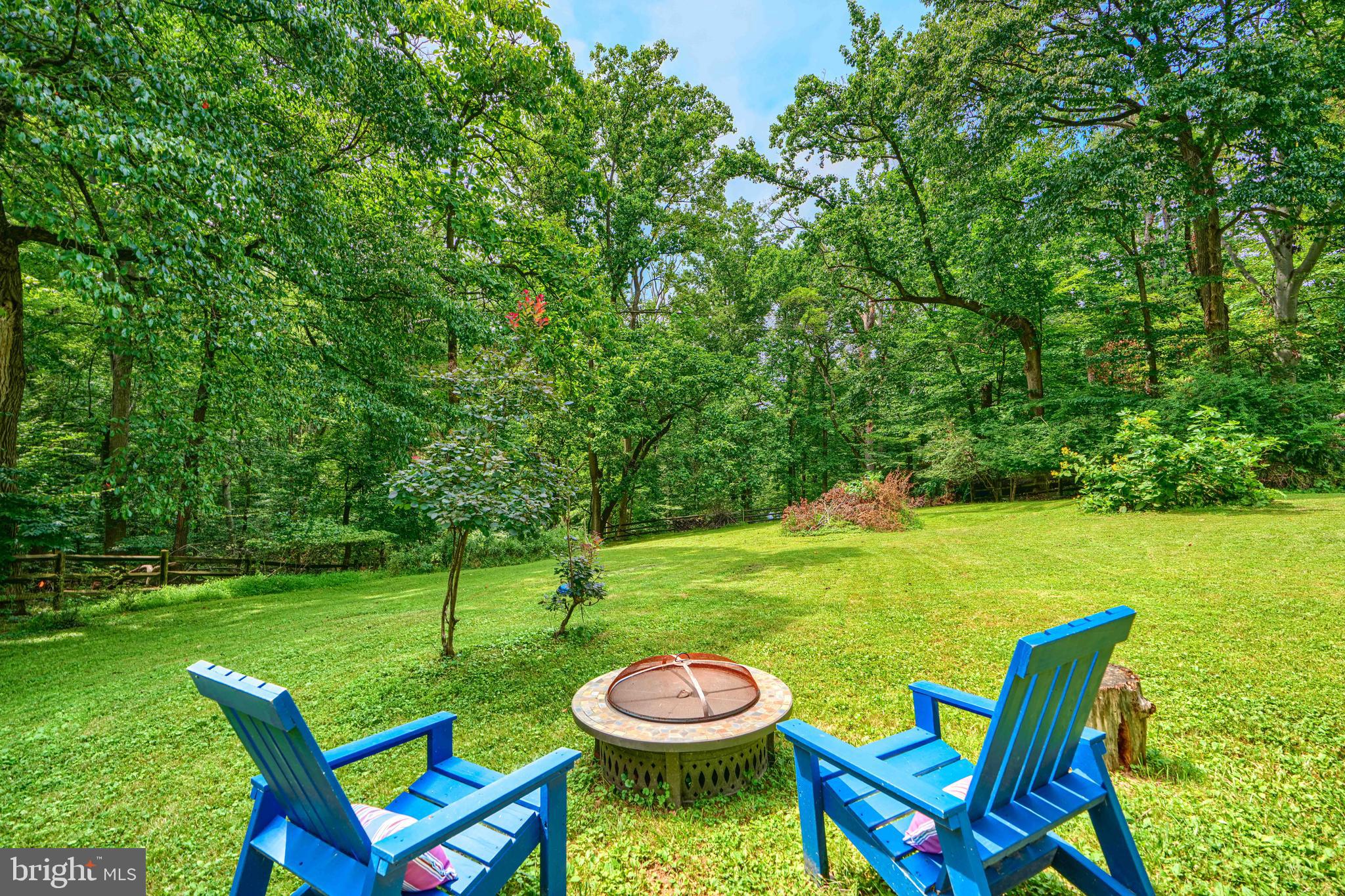 1310 Providence Road Baltimore, MD 21286 - Photo 28 of 31 a backyard of a house with table and chairs