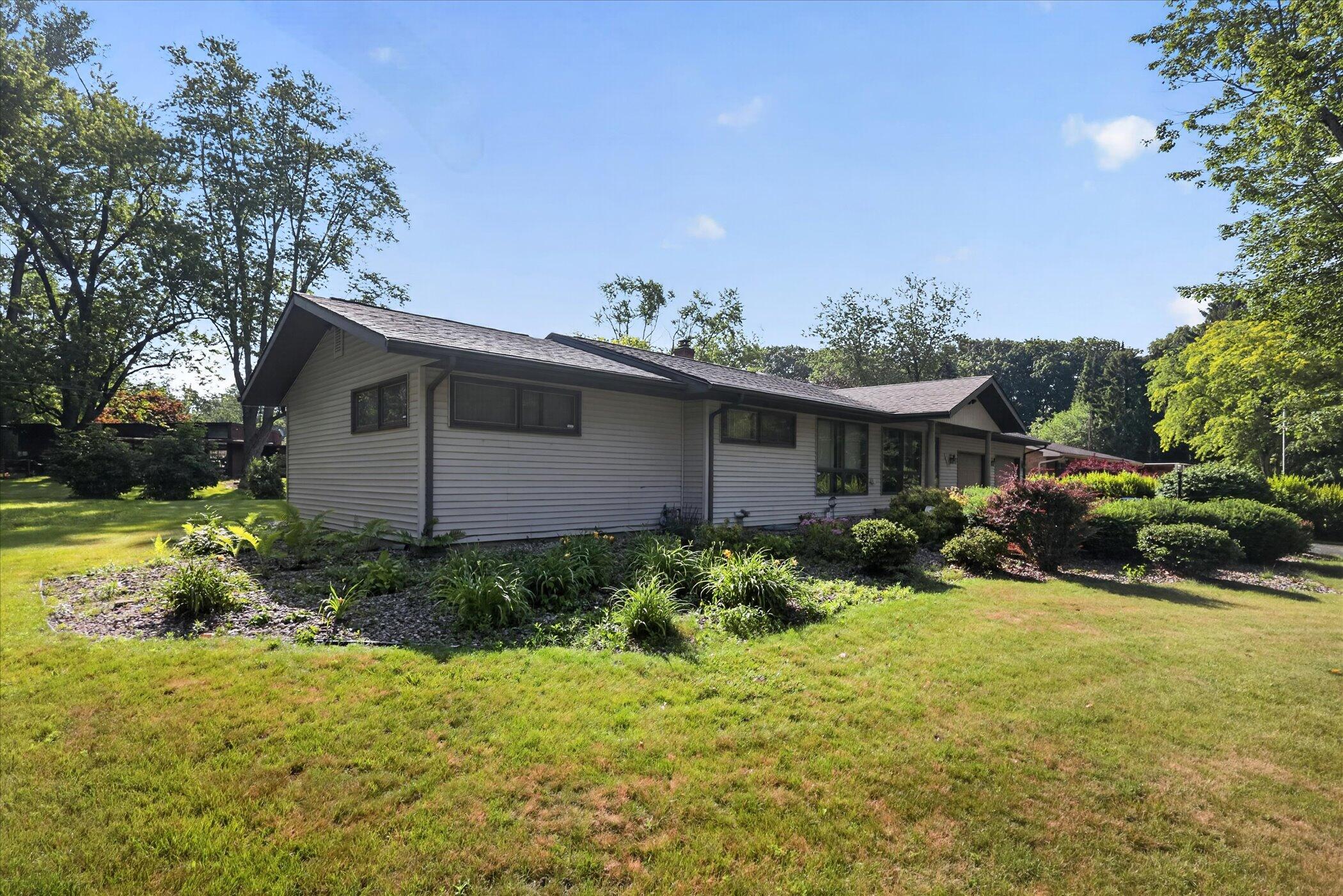 1051 Sylvan Road Benton Harbor, MI 49022 - Photo 4 of 48 02-1051-Sylvan-Rd-Benton-Harbor-MI-49022