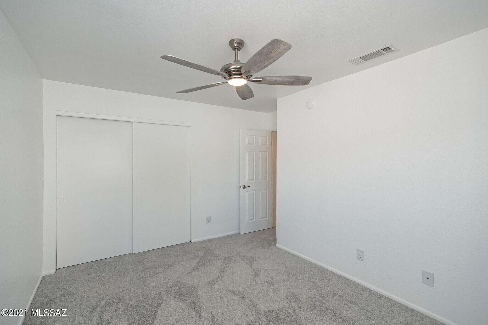 9671 East Azuma Way Tucson, AZ 85747 - Photo 19 of 31 a view of an empty room