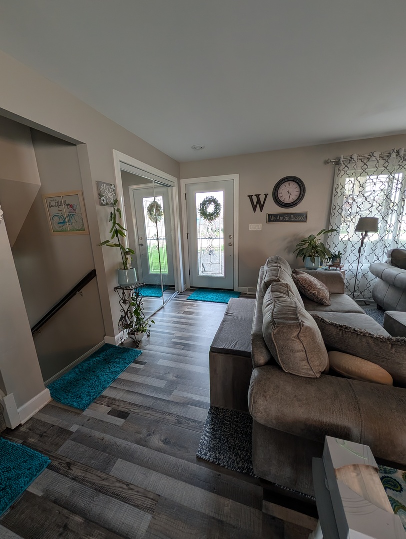 921 4h Road Ottawa, IL 61350 - Photo 2 of 28