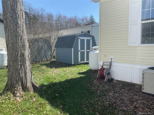 a view of a backyard