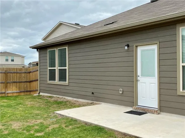 $1,750 | 412 Ibis Falls Loop, Jarrell, TX 76537