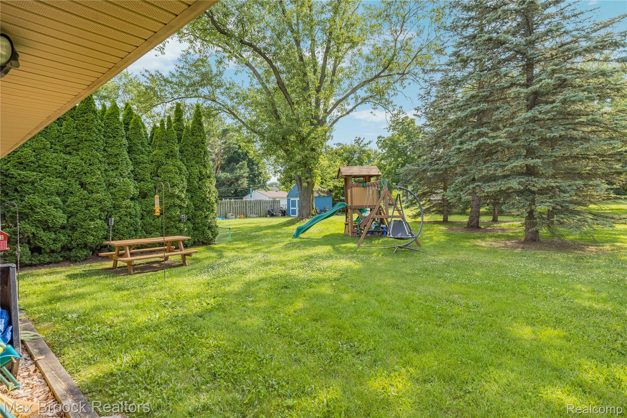 2810 Walbridge Drive Rochester, MI 48307 - Photo 48 of 58 Expansive green lawn with mature evergreen trees and a substantial shade tree