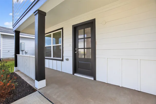 a view of a house with backyard