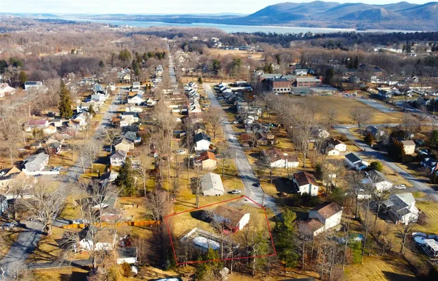 an aerial view of residential house and lake