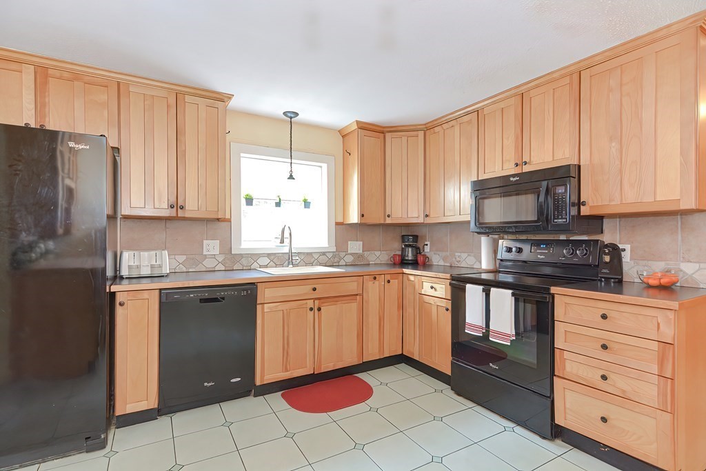 378 Mucciarone Road Franklin, MA 02038 - Photo 9 of 40 Gallery Image 9