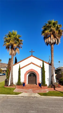 a view of a garden with a tree