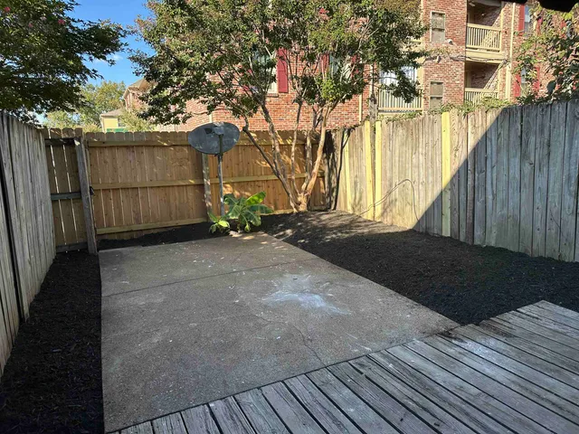 a view of a backyard