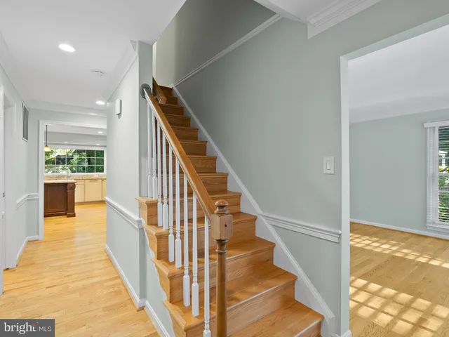 a view of an entryway with a livingroom