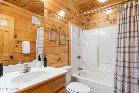 $825,000 | 2020 Bear Creek Way, Pigeon Forge, TN 37862