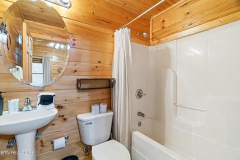 $825,000 | 2020 Bear Creek Way, Pigeon Forge, TN 37862