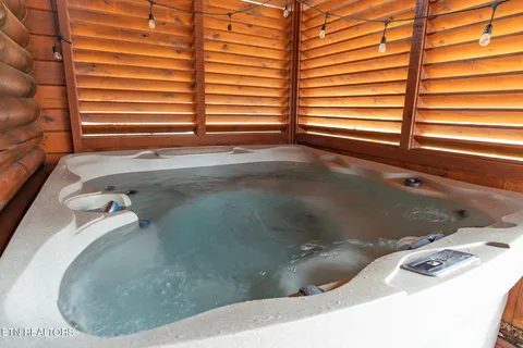 $825,000 | 2020 Bear Creek Way, Pigeon Forge, TN 37862