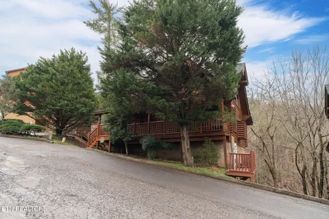 $825,000 | 2020 Bear Creek Way, Pigeon Forge, TN 37862