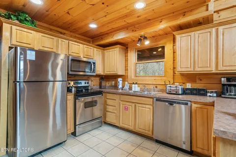 $825,000 | 2020 Bear Creek Way, Pigeon Forge, TN 37862