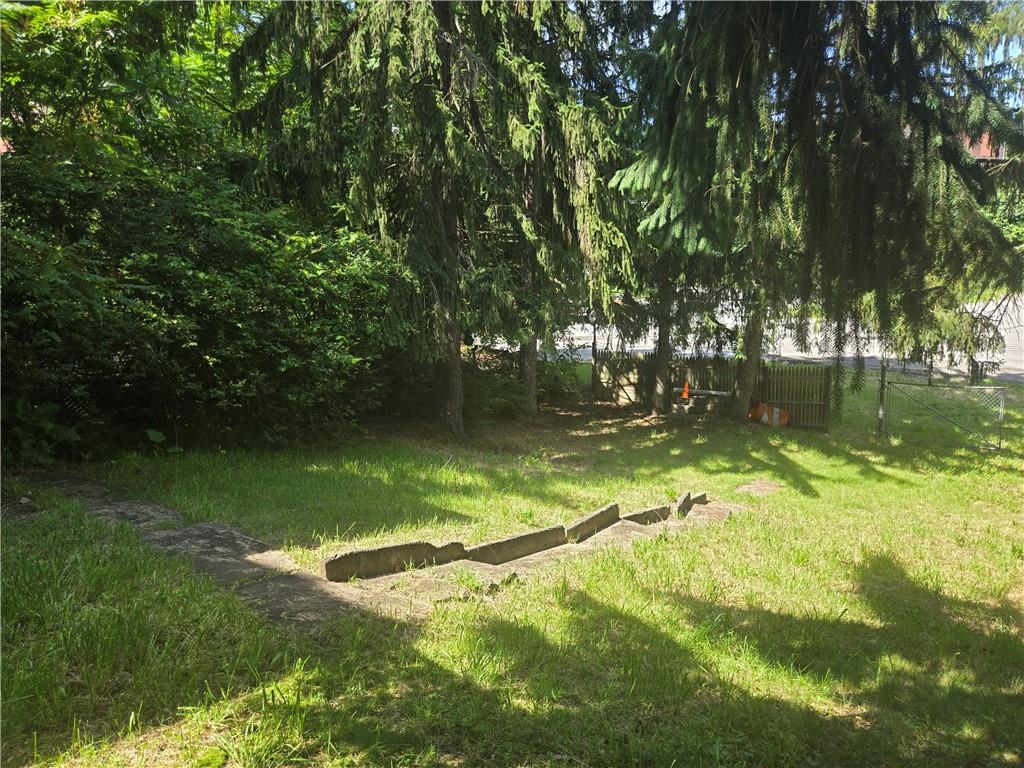 1922 Rhine Street Pittsburgh, PA 15212 - Photo 11 of 32 a backyard of a house with lots of green space