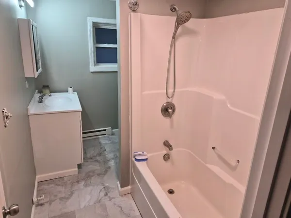 $1,950 | 159 Auburn Street, Unit 2, Manchester, NH 03103