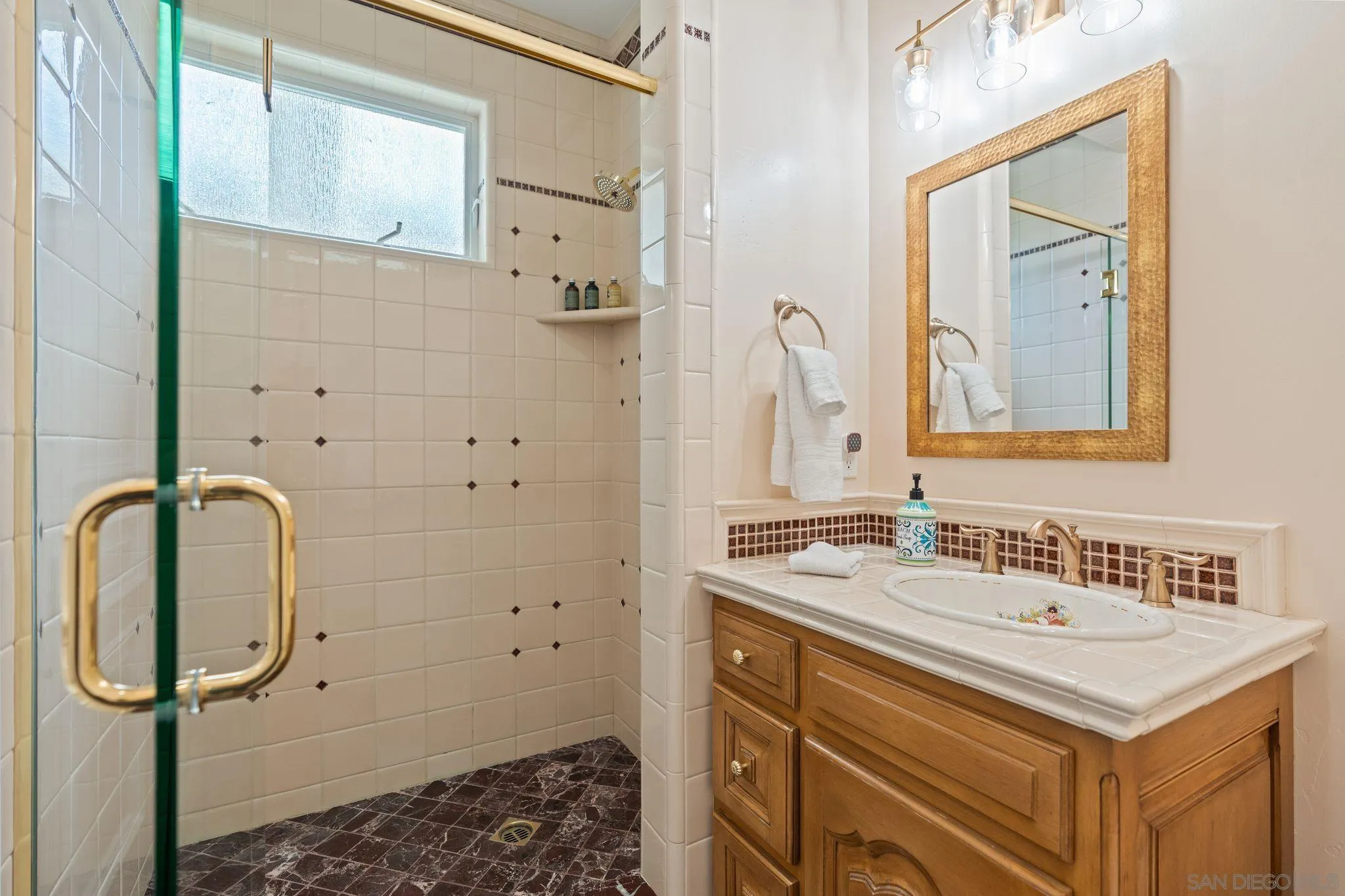 546 Morro Hills Road Fallbrook, CA 92028 - Photo 21 of 52 a bathroom with a sink a mirror and shower