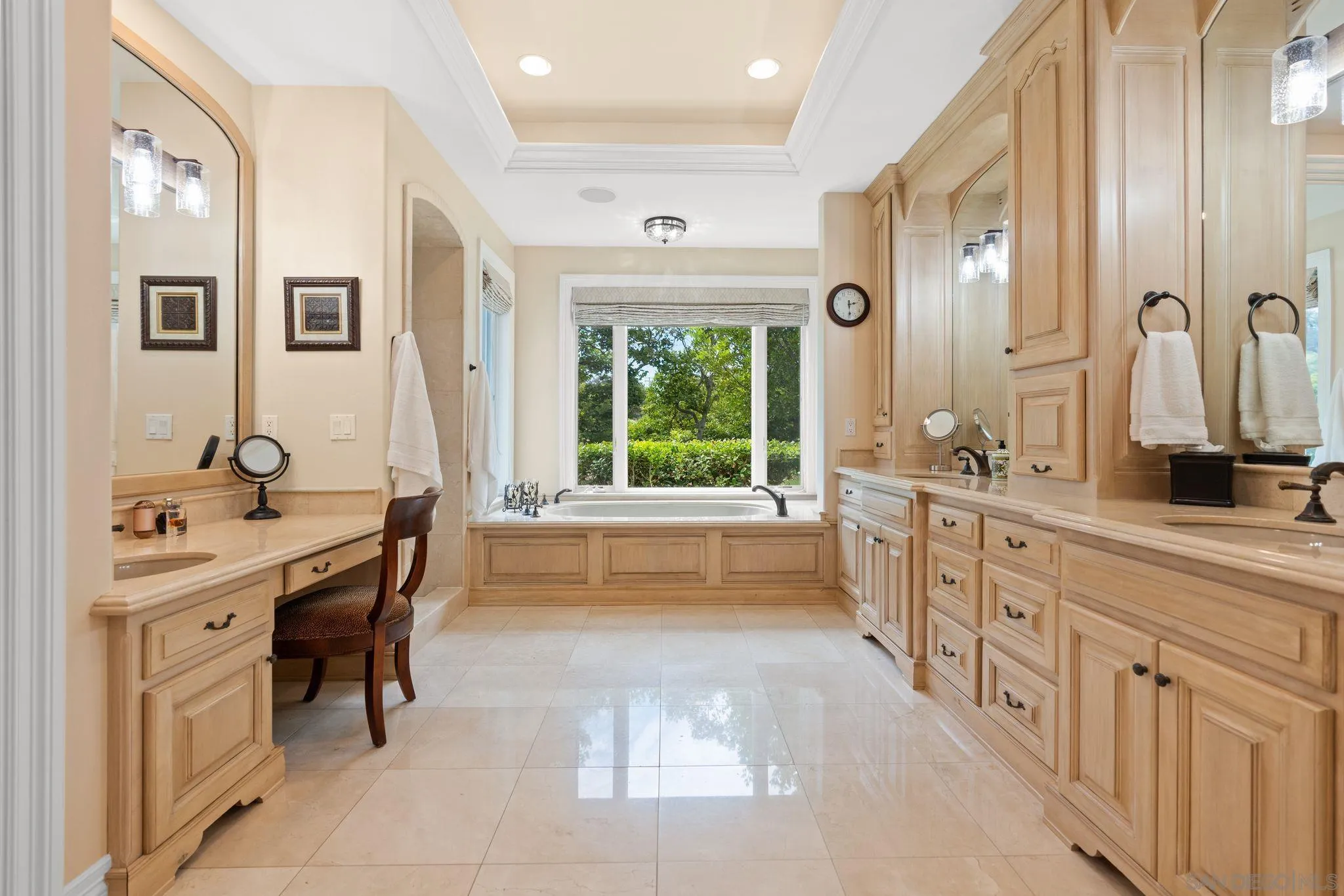 546 Morro Hills Road Fallbrook, CA 92028 - Photo 32 of 52 a bathroom with a tub sink and mirror