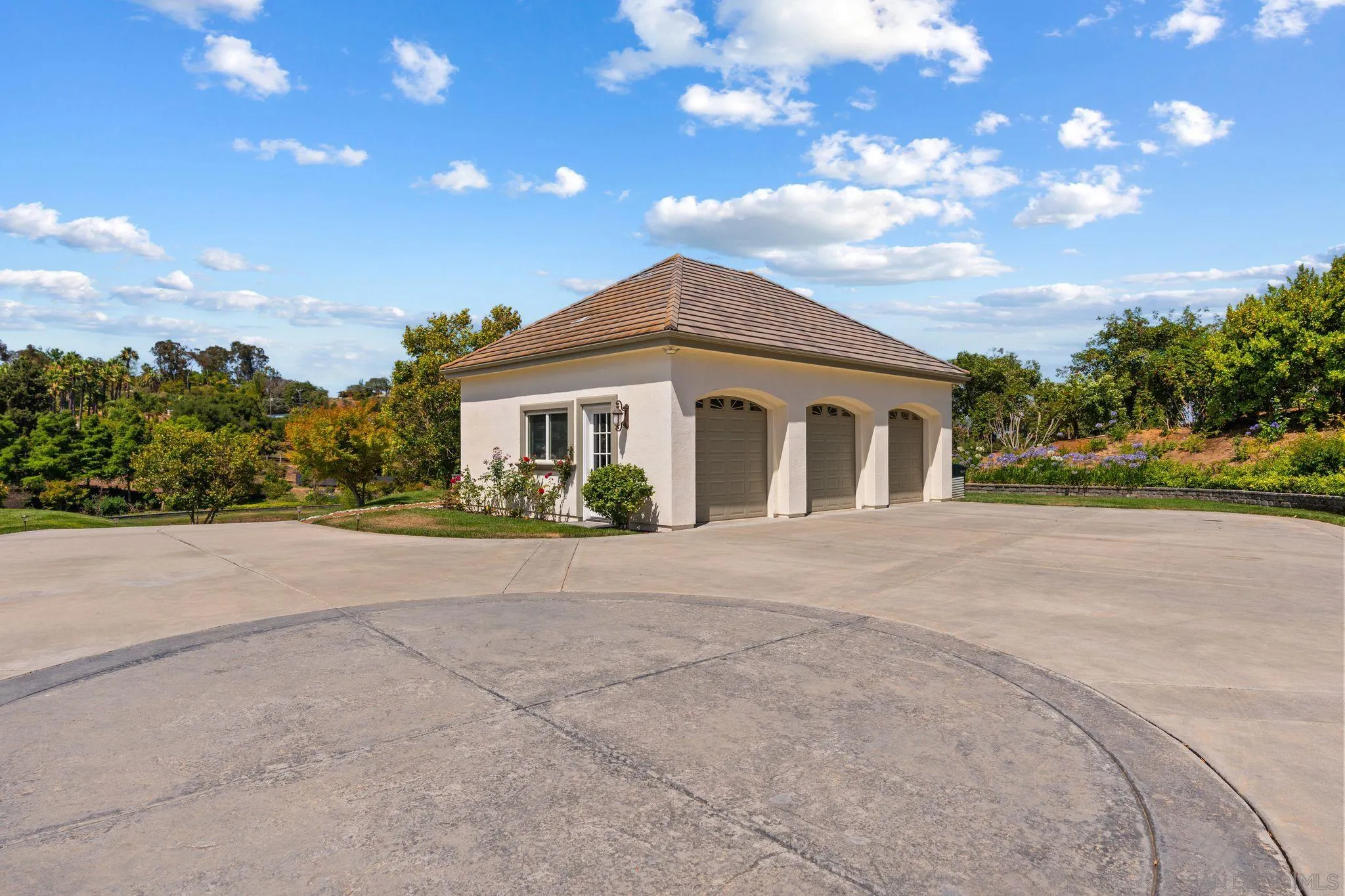 546 Morro Hills Road Fallbrook, CA 92028 - Photo 40 of 52 a bathroom with a sink and a yard