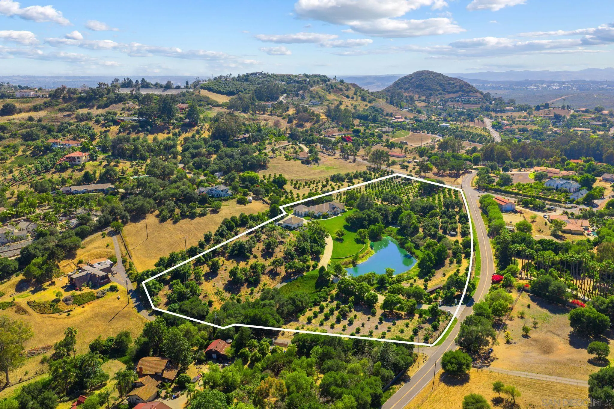 546 Morro Hills Road Fallbrook, CA 92028 - Photo 46 of 52 an aerial view of houses with yard