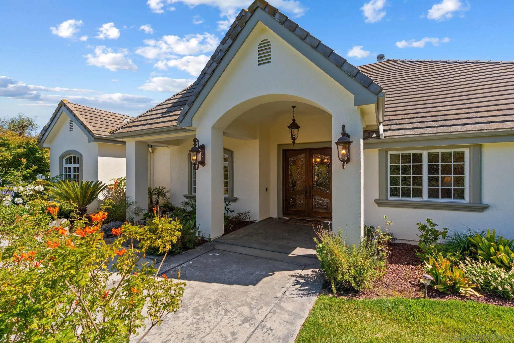 546 Morro Hills Road Fallbrook, CA 92028 - Photo 6 of 52 a front view of a house with a yard