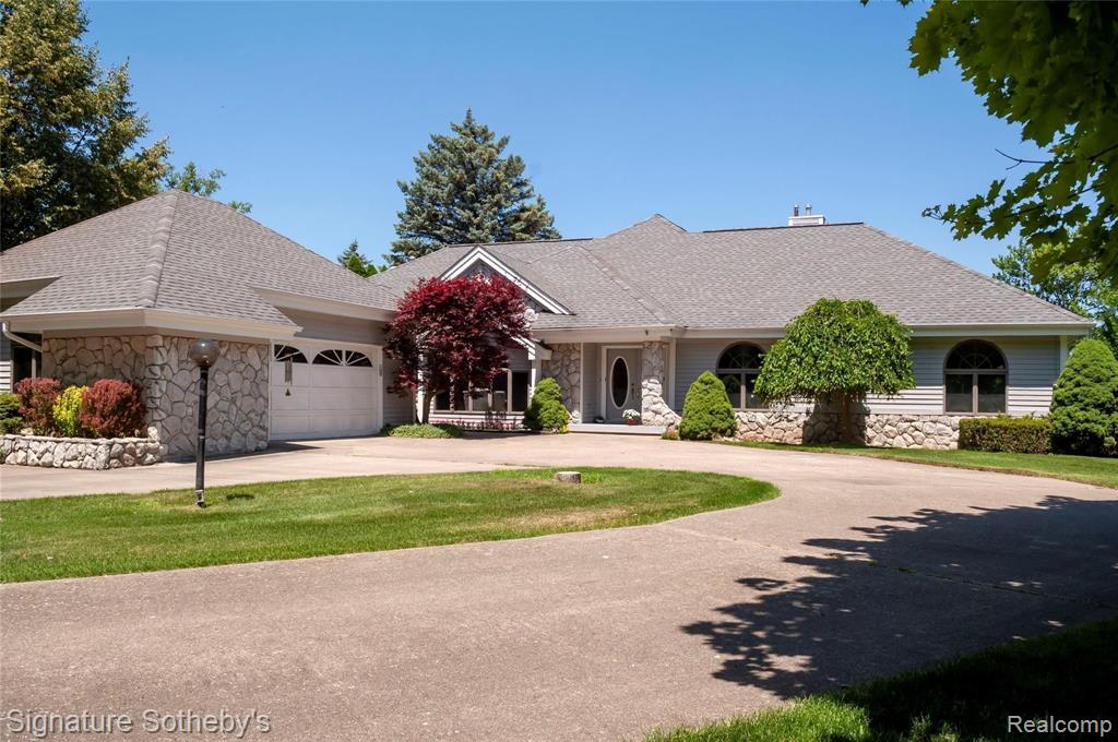 2020 Lake Angelus Road Lake Angelus, MI 48326 - Photo 2 of 52