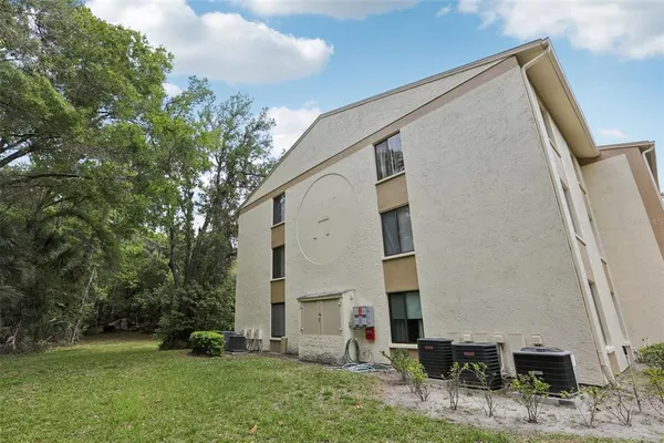a view of a house with backyard