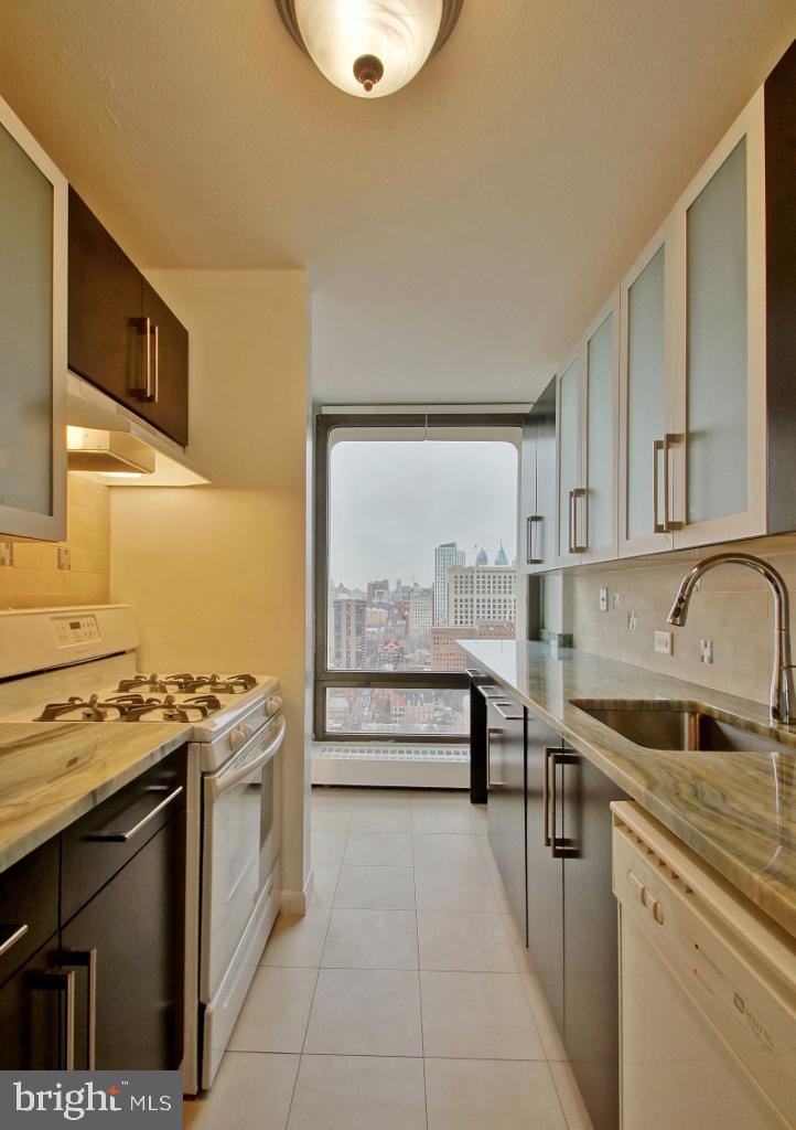 200 Locust Street, Unit 28AN Philadelphia, PA 19106 - Photo 3 of 21 Modern kitchen with city skyline view.
