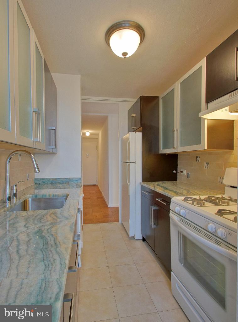 200 Locust Street, Unit 28AN Philadelphia, PA 19106 - Photo 4 of 21 Modern kitchen with sleek finishes.