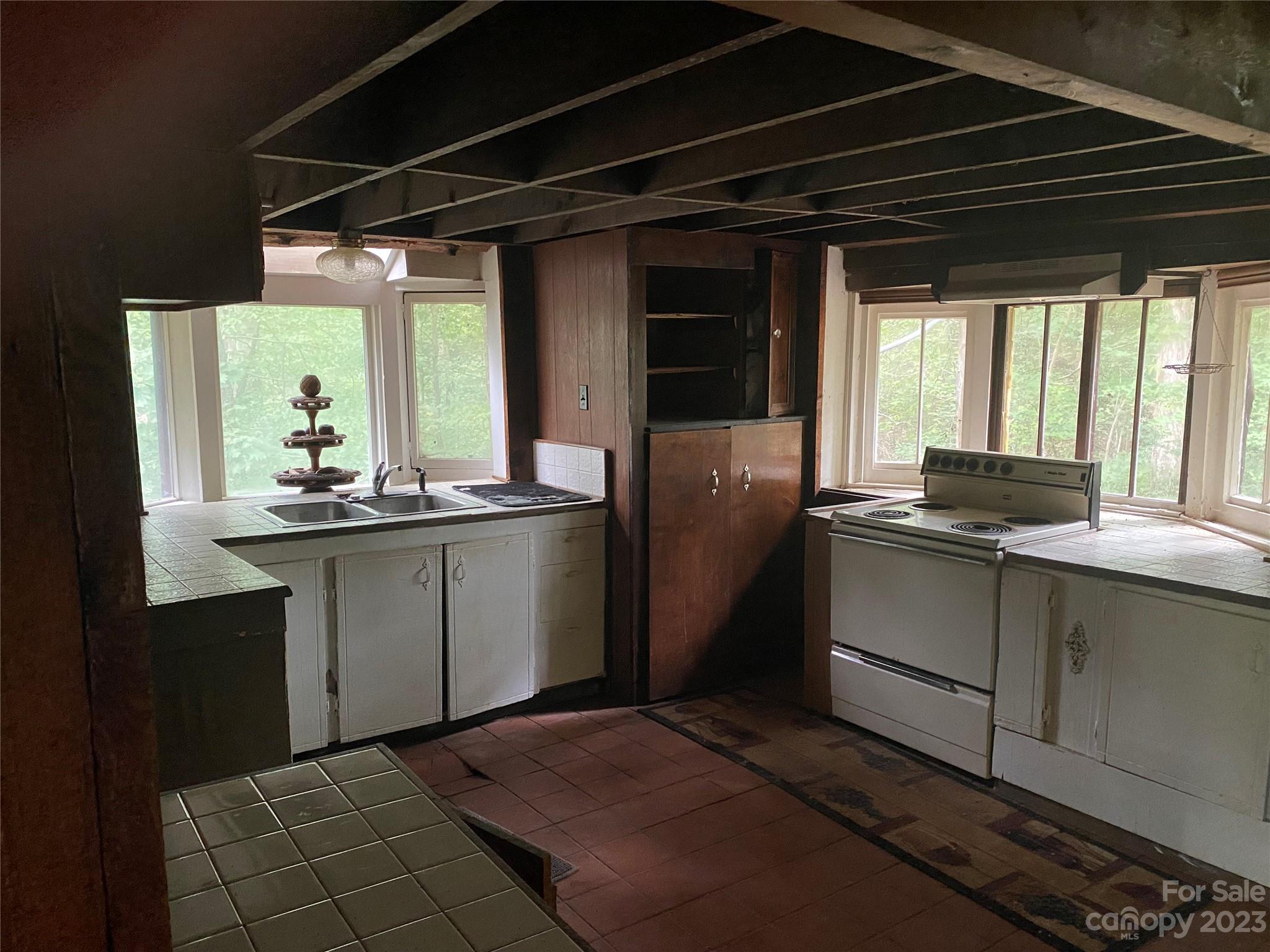 527 Waring Court Fort Mill, SC 29707 - Photo 4 of 31 a kitchen with a sink and refrigerator