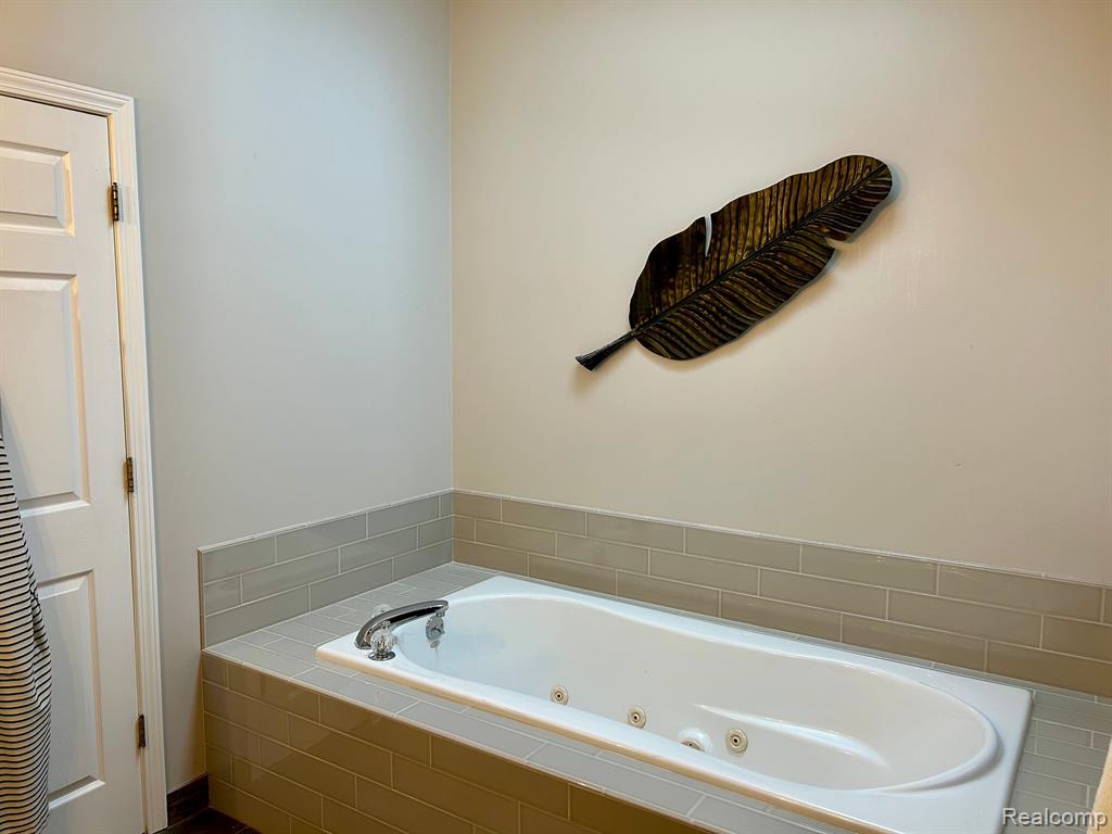 6018 Ravine Court Clarkston, MI 48348 - Photo 20 of 43 Gallery Image 20