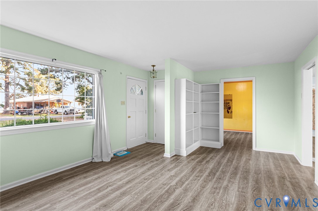 310 East Gwynnfield Road Tappahannock, VA 22560 - Photo 5 of 27 Light & airy Living Room with picture window,d bui