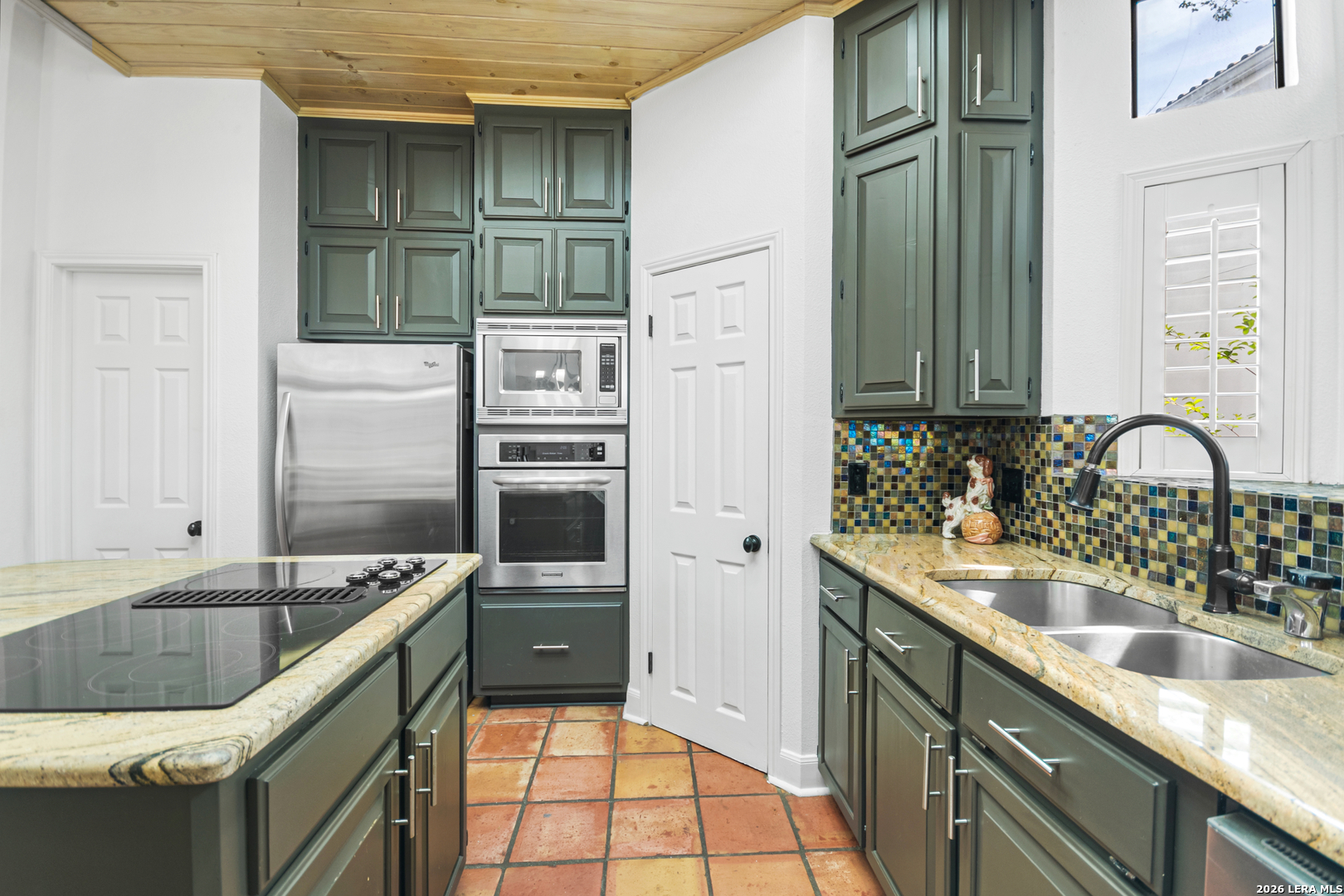 29439 Summit Ridge Drive Fair Oaks Ranch, TX 78015 - Photo 28 of 34 a kitchen with a sink stove and refrigerator
