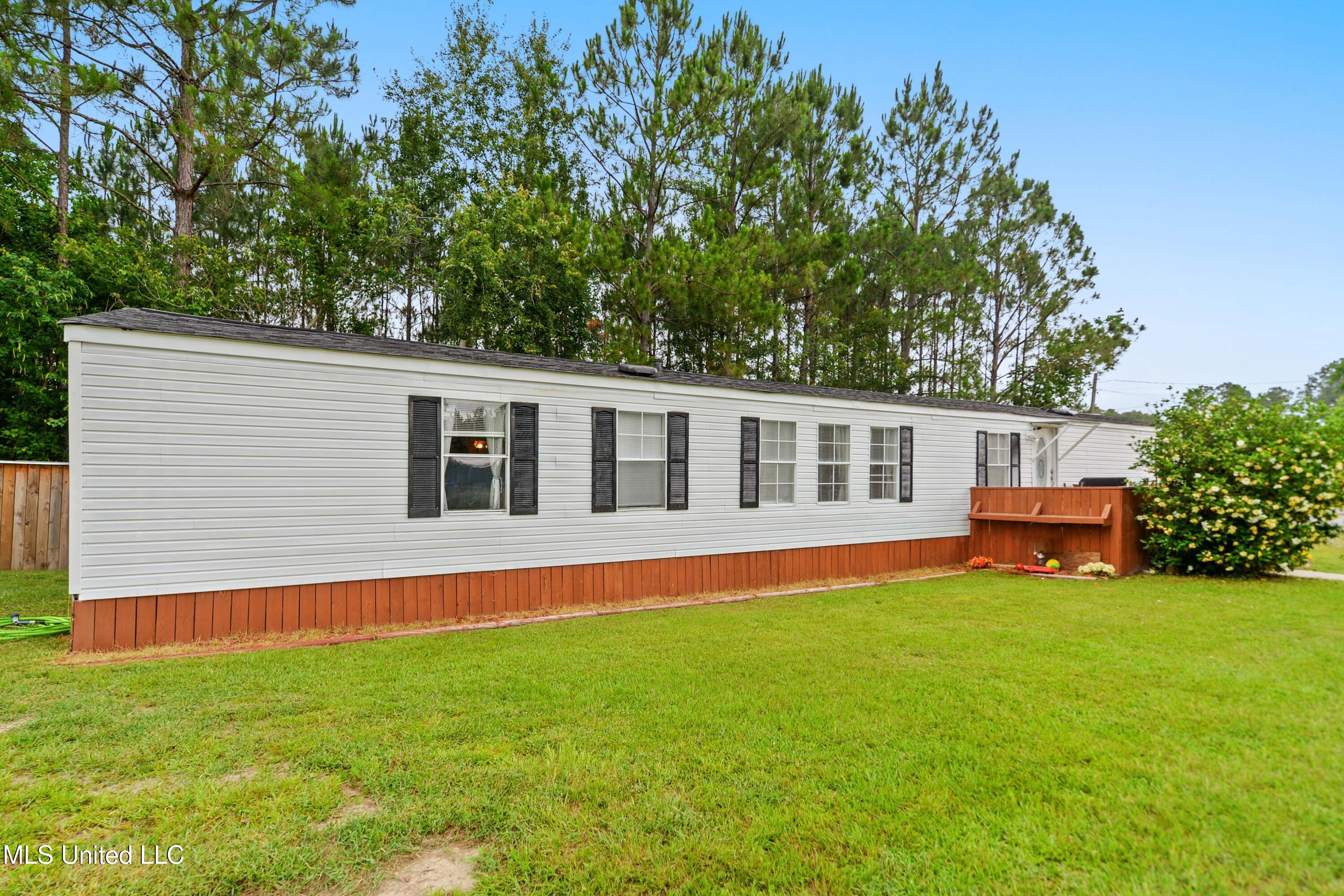 18201 Robinson Road Gulfport, MS 39503 - Photo 3 of 27 003