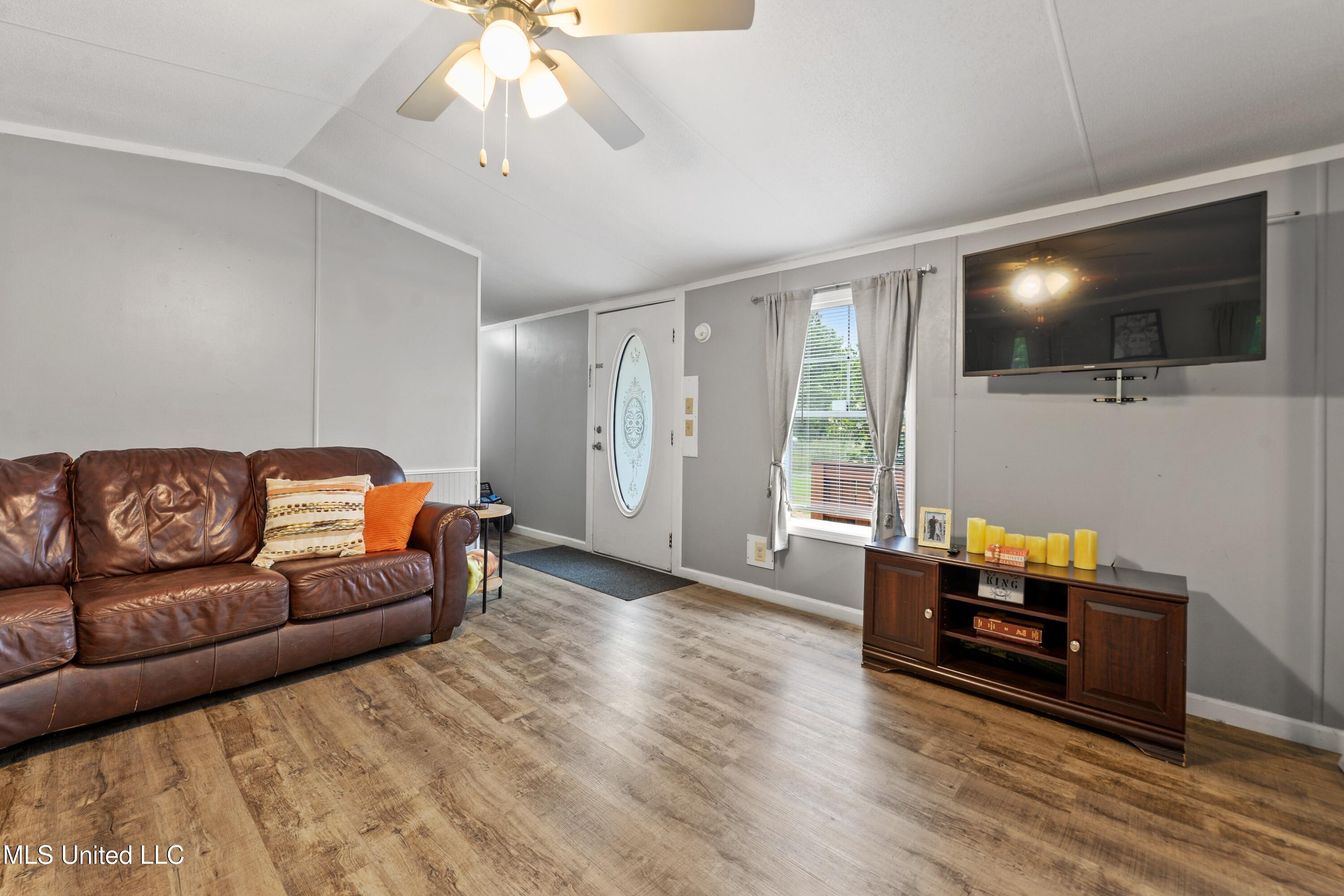 18201 Robinson Road Gulfport, MS 39503 - Photo 5 of 27 005