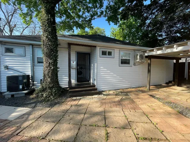 a view of backyard of the house