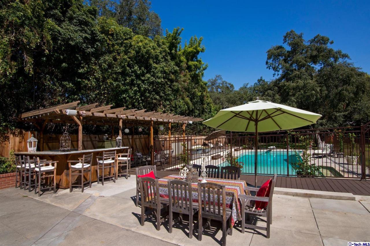 1814 Midlothian Drive Altadena, CA 91001 - Photo 40 of 42 a view of a dinning tables and chairs in the patio