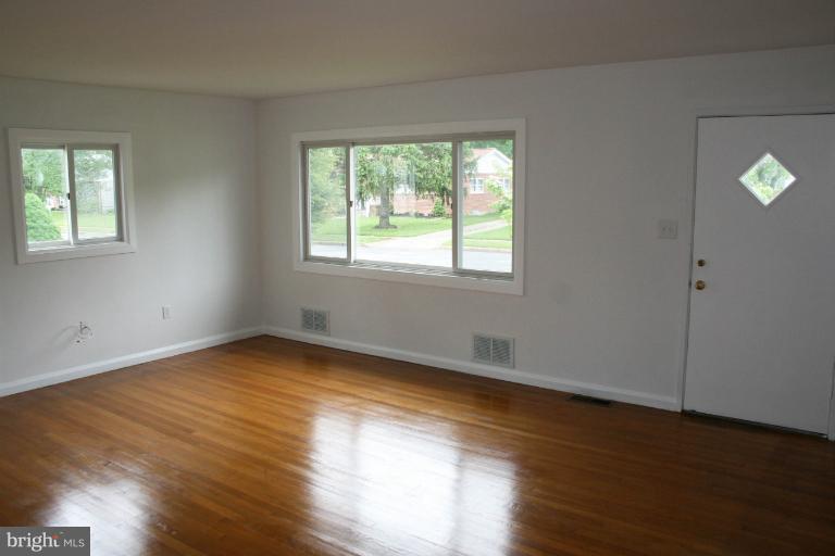 212 Quaker Ridge Road Lutherville-Timonium, MD 21093 - Photo 12 of 28 Living Room