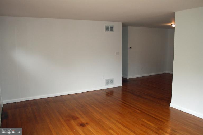 212 Quaker Ridge Road Lutherville-Timonium, MD 21093 - Photo 18 of 28 Living Room