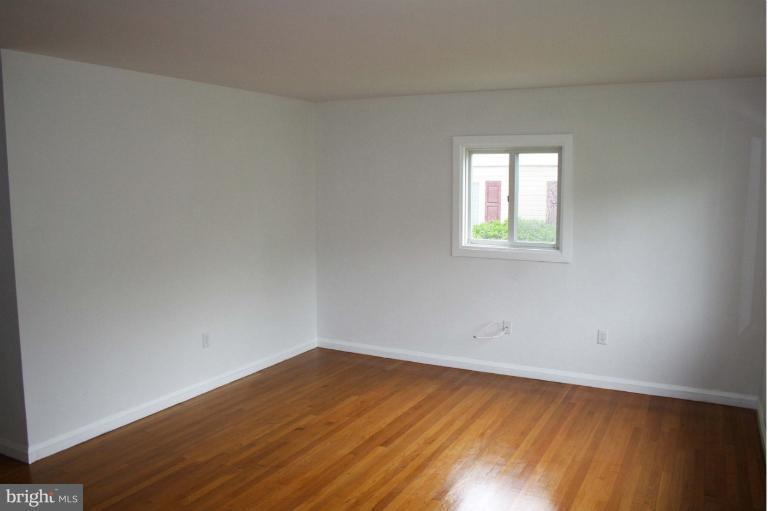212 Quaker Ridge Road Lutherville-Timonium, MD 21093 - Photo 3 of 28 Living Room