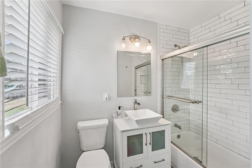 2659 Glenvalley Drive Decatur, GA 30032 - Photo 28 of 59 a bathroom with a toilet a sink and a bathtub