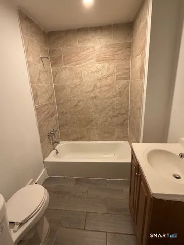 $1,950 | 390 Willow Street, Unit 2, Waterbury, CT 06710