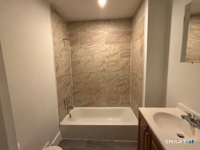 $1,950 | 390 Willow Street, Unit 2, Waterbury, CT 06710